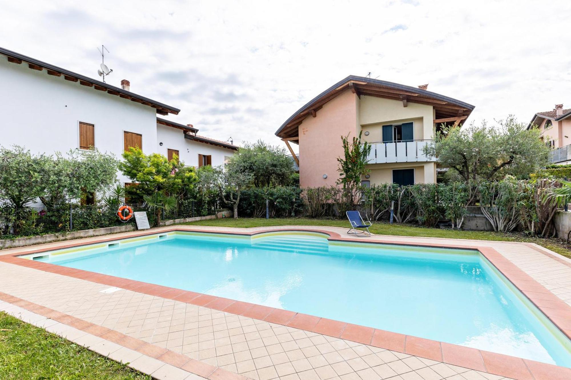Bluemoon -Luminoso Apt Con Piscina Lazise Bagian luar foto